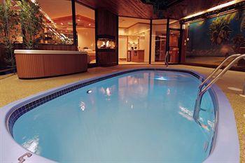 Sybaris Pool Suites Mequon Brown Deer エクステリア 写真