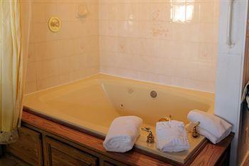 Sybaris Pool Suites Mequon Brown Deer エクステリア 写真